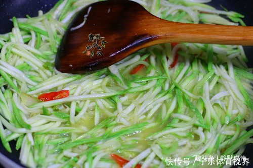  吃法|别只会做糊塌子了，西葫芦换个吃法，几分钟上桌，分分钟光盘