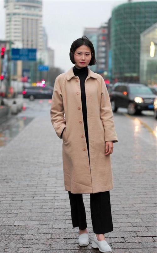 时尚街拍，美女穿上桃红色的连衣裙，高挑又时髦