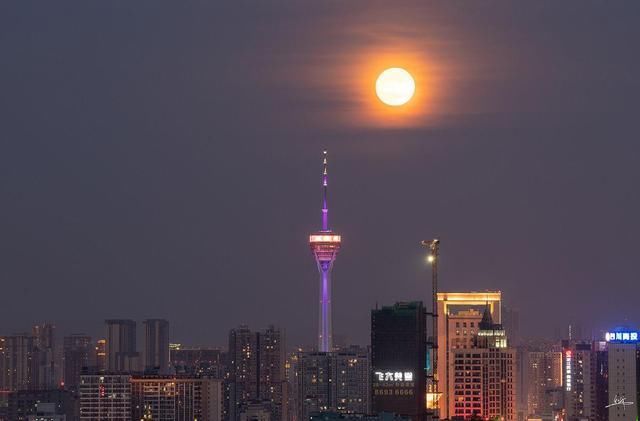 白云飞@一个铁钩,一轮月亮,24首诗词明月楼高影半分。倚帘清坐一灯昏