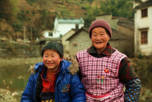 媳妇|过年回家，奶奶逗孙子不叫奶奶不给你住，孩子的话戳痛了她的心