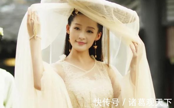 亲爱的绒装|还记得之前的《跑男》？当初邓超介绍李沁时的话，现如今全灵验