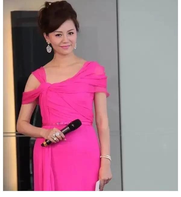 朱楨的大學同學，和周瑾一起出道，因節目中舞裙被踩落走紅