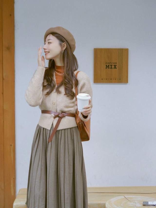 半身裙|女生博主秋冬穿搭指南,针织开衫搭配百褶半身裙,高贵优雅又温柔