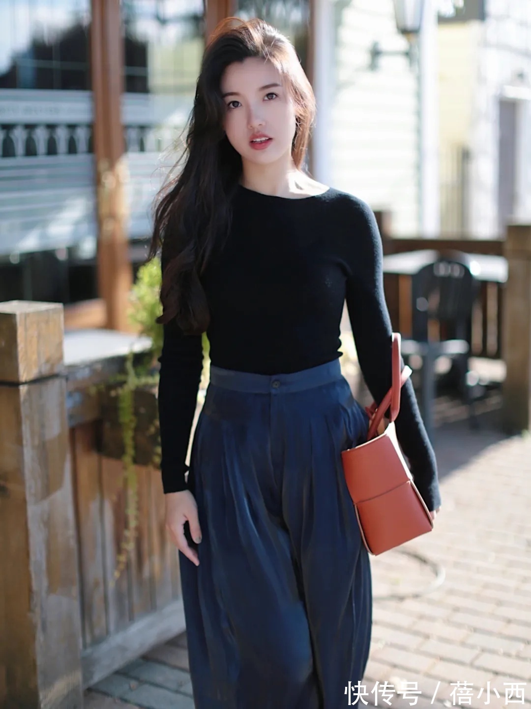 小姐姐|秋天建议30+女性多穿“黑色针织衫”,搭配半身裙,优雅到骨子里