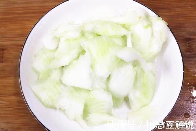 炒白菜|炒白菜时,总用老做法就错了,教您2招,白菜鲜嫩还不出水,解馋