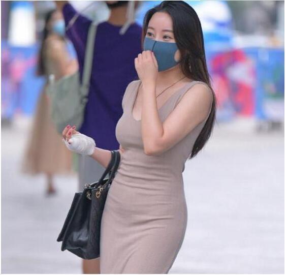 连衣裙|街拍：浅色调紧身连衣裙搭配透明色高跟, 简约时尚, 美艳迷人