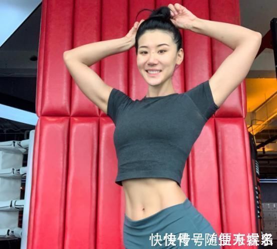 脚尖|健身达人董烨太优秀，柔美和力量感兼具，大长腿马甲线让人羡慕