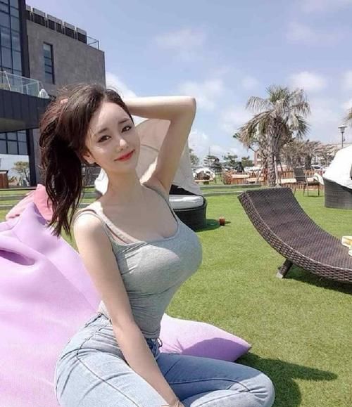 时尚|紧身牛仔裤小姐姐，身材独特美感，实在是太性感了！
