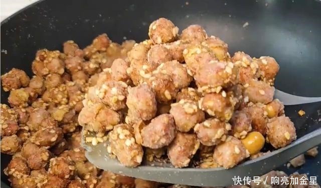 花生米里打1个鸡蛋,居然这么好吃,实在太解馋了,越吃越想吃