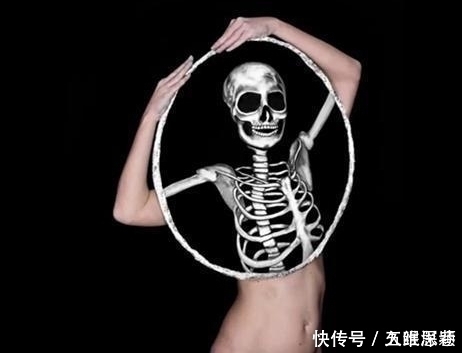 太神奇! 女子用逆天化妆术让脑袋“凭空消失”