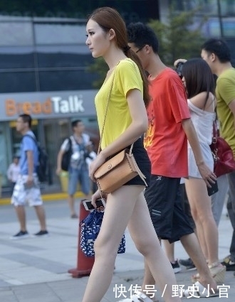 靓丽|街拍:体育馆外遇见的几个美女模特,不仅穿着靓丽,而且气质十足