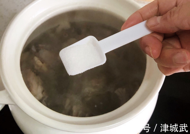 秋天最该吃这肉，比牛肉香，比排骨滋补，热乎乎炖一锅，吃美全家人