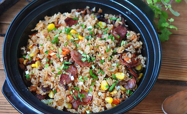腊肠焖饭|天冷爱做懒人饭,有肉有菜味道好,热热乎乎一大锅,营养真齐活