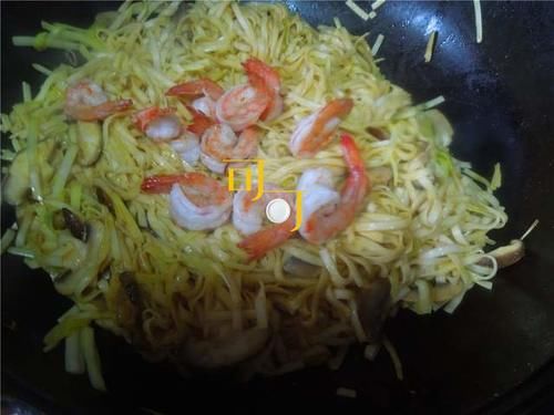  香味|天冷下雪了，让我给你炒一盘香味浓郁的大虾咖喱面吃吧