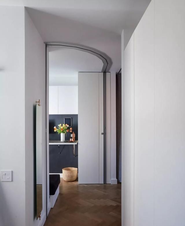 浮生半日闲|33㎡房子也能样样俱全,茶几内藏机关,拿来当餐桌坐10个人都不怕