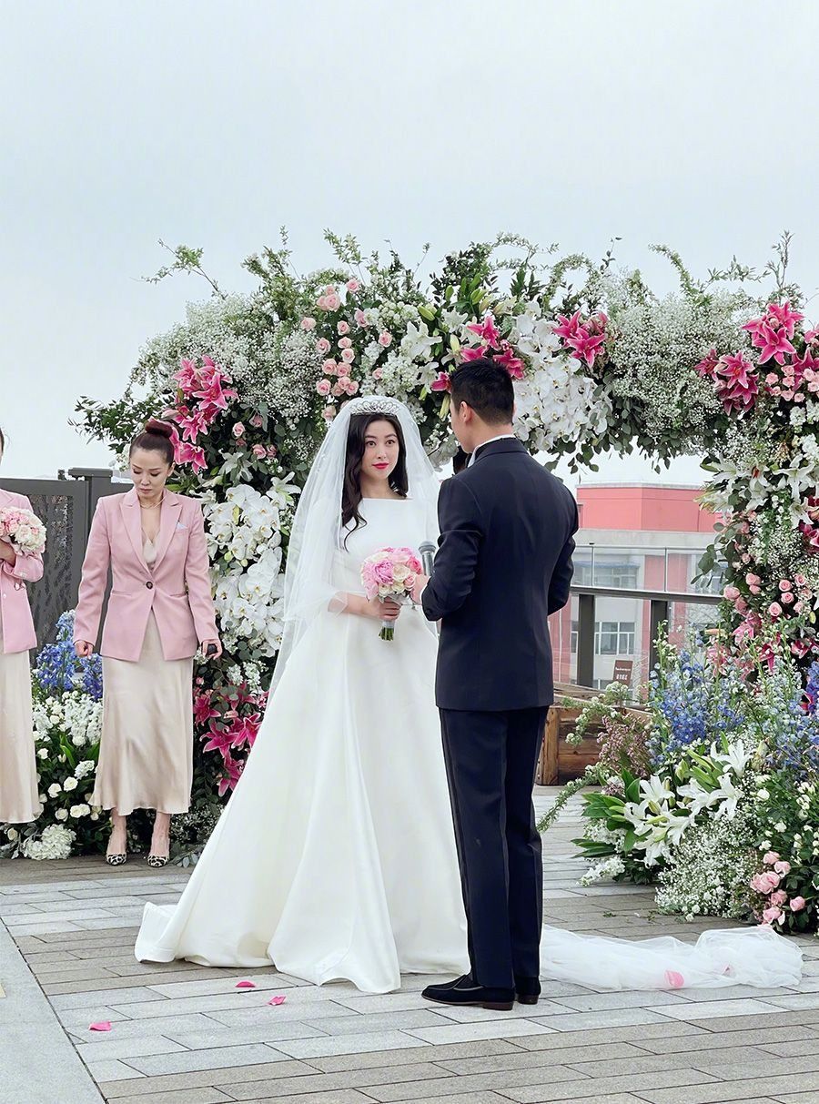 知名女演员朱珠结婚,老公不是圈内人,背影超帅气