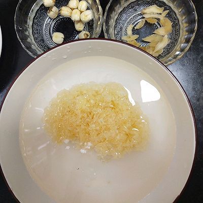 莲子银耳羹|牛奶银耳莲子羹