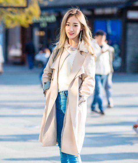 长发|街拍:长发飘飘的小姐姐,身穿白色上衣搭配短裤,清纯时尚