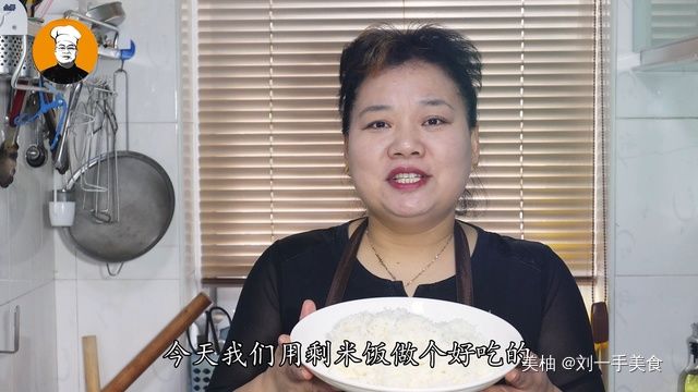 鸡蛋|酱油炒饭怎么炒最好吃？大厨教你正确做法，米饭粒粒分明，太香了