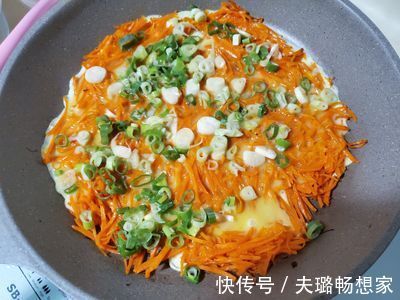 懒人版|早餐经常来不及做教你懒人版胡萝卜鸡蛋饼做法，营养丰富还美味