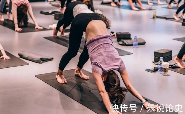 大腿|少女的背部和大妈有什么不同?分享4式瑜伽,练出薄如蝉翼的美背