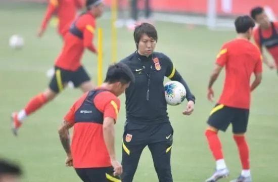 中国队|凌晨1点！北京媒体再现争议报道：李铁再遭打击，球迷骂声一片