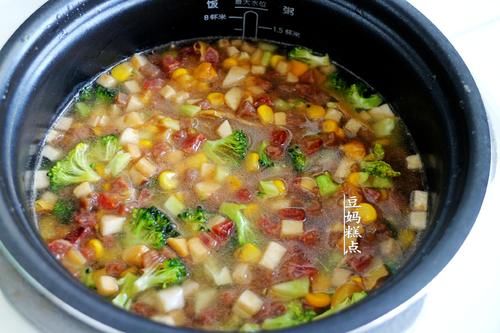 懒得做饭，就这样焖一锅好了，有菜有饭适合全家老小