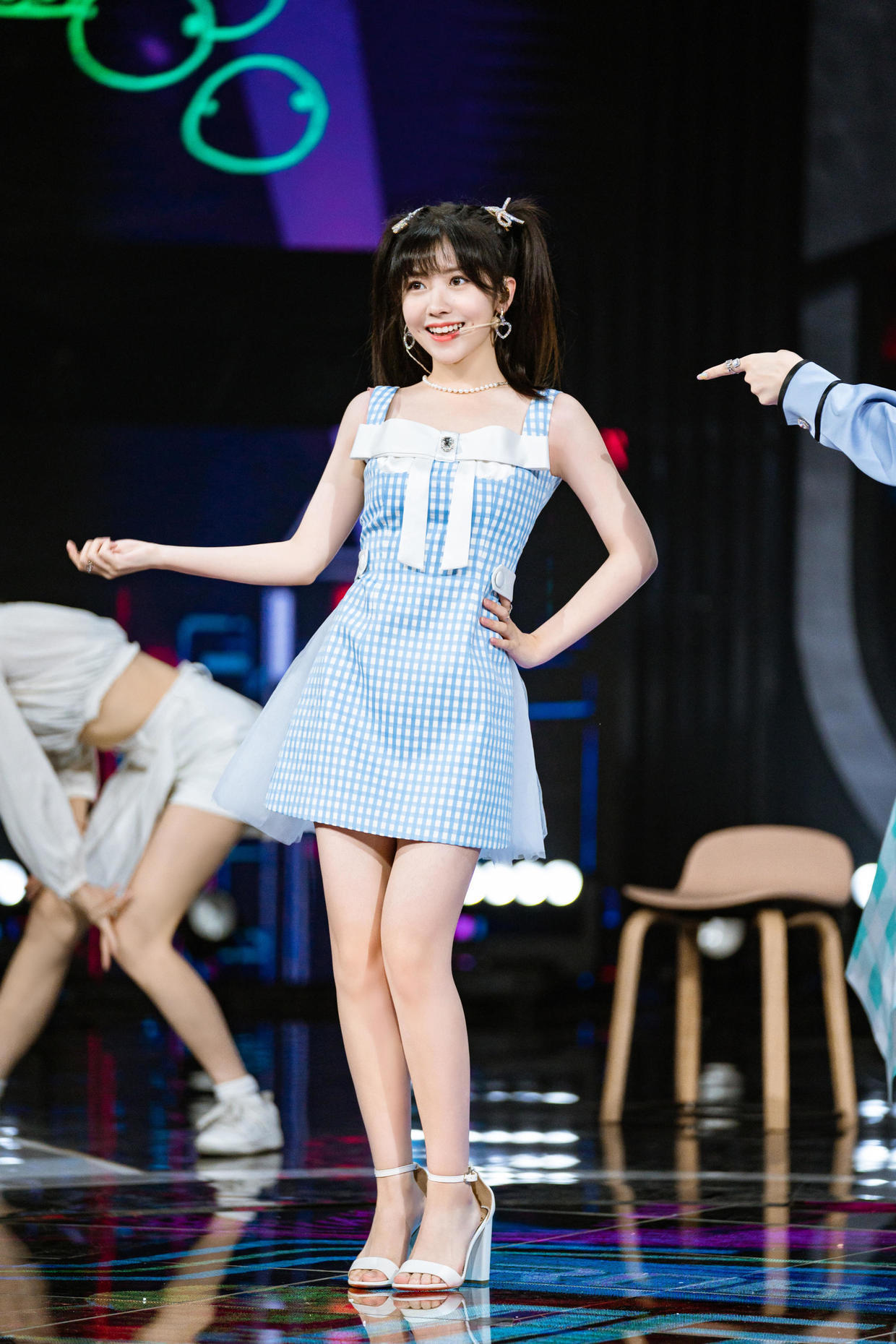 赖美云|赖美云身材比例出众，穿短款吊带搭配牛仔裤，细腰长腿抢眼又抢镜