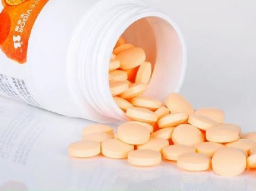 鱼刺卡喉|鱼刺卡喉咙,喝醋吃馒头都不对!嘴里含一片它,鱼刺自己溜出来