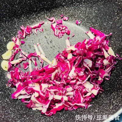 这道快手主食??酱油炒饭藏着小惊喜，瞬间征服你
