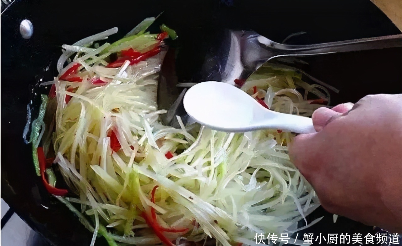 酸辣土豆丝|炒土豆丝时，醋什么时候放很重要，好多人弄错了，难怪土豆丝不脆