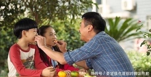 垃圾桶|孩子若是有这几种“节俭”举动,未来容易没出息,家长别再偷着乐