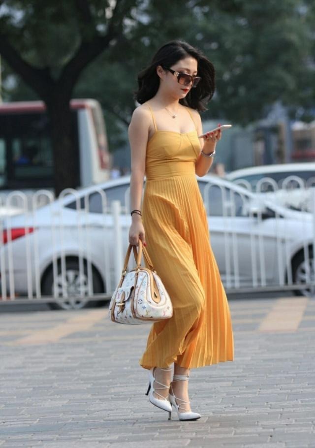 街拍:美女气质乖巧可人,穿着简约,带有几分帅气