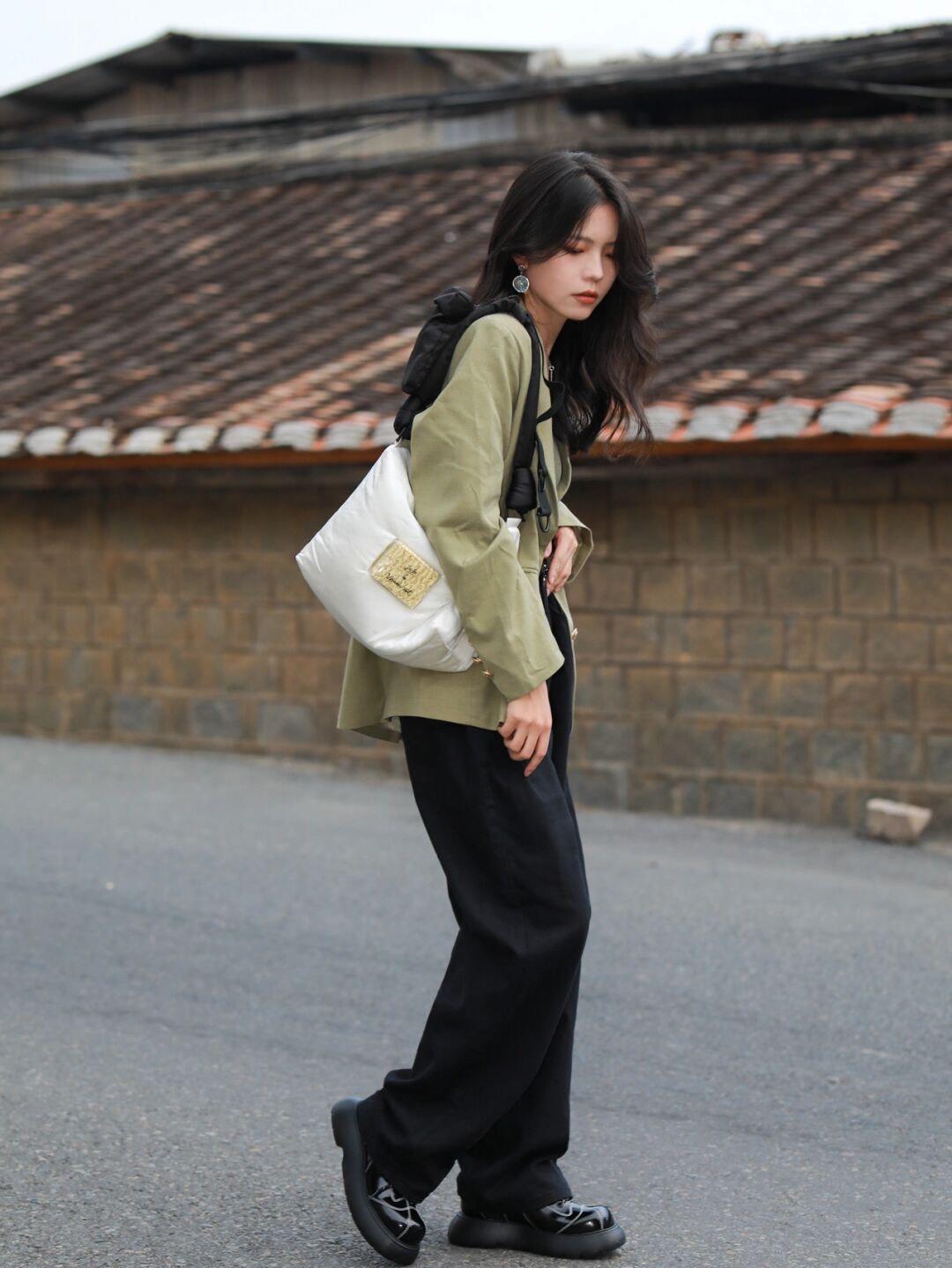 西装外套 秋冬怎样穿出学院风?黄色毛衣+格子半身裙,减龄又时尚!