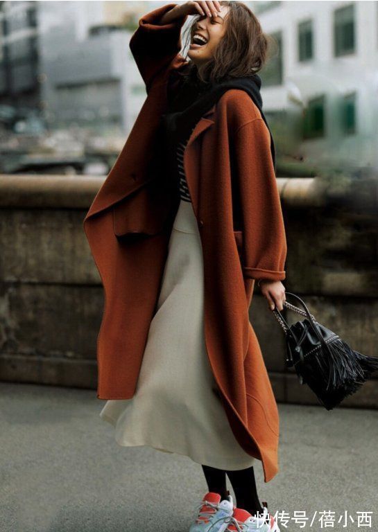 针织连衣裙 冬季买外套，建议40岁女人多选“长款大衣”，时尚、体面又高级
