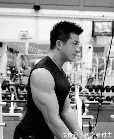 外面的世界|转行学健身,快速实现网红梦,做健身界的“李佳琦”和“李子柒”