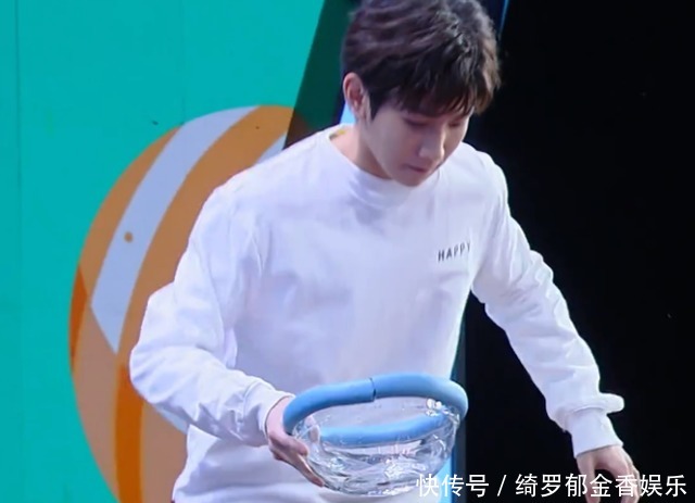 痘痘|王源近镜头脸上痘痘挡不住,《快本》节目组特殊处理,不如不做