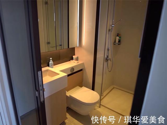 玄关|香港90后姑娘挤在8㎡小家,空间能省则省,蜗居生活虽逼仄却乐观