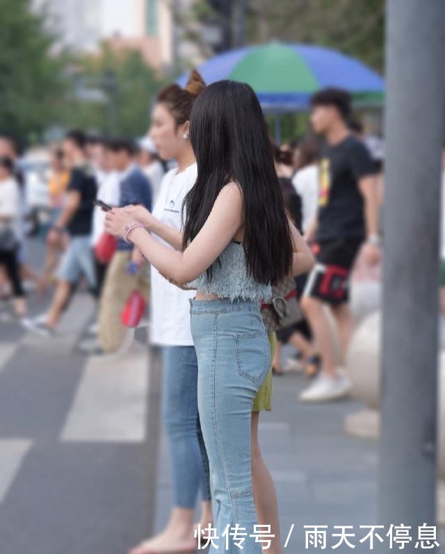 时髦女孩|时髦女孩任性,选择喇叭裤配吊带短衫,美出自己的风格