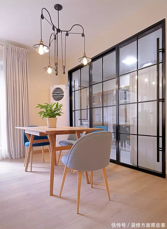 北欧风|85平北欧风二居室客厅落地窗采光好,显得十分舒适