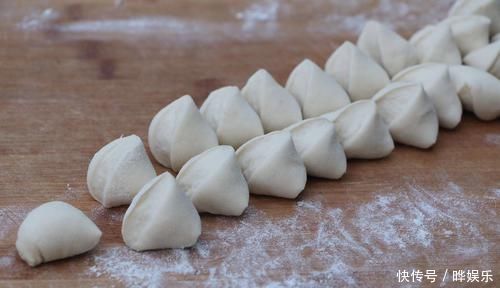 针叶松|茄子最过瘾的吃法,不油炸不用炒,加2斤面粉,一顿3个茄子不够吃