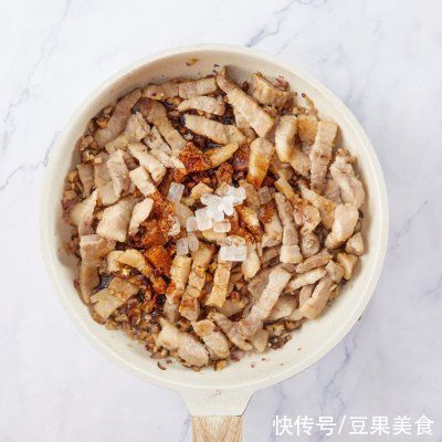 入口即化，肥而不腻，好吃到一粒米也不剩|烤箱版卤肉饭 | 冰糖