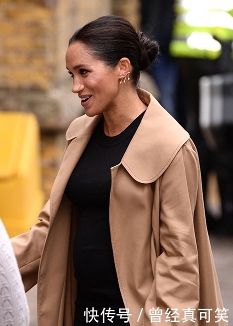 梅根王妃挺“孕妇肚”又穿黑色连衣裙！搭卡其色风衣，时髦又洋气