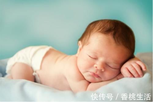 桃子|宝宝总爱“啃手指”,家长需要额外干预吗?需要分析完情况再决定