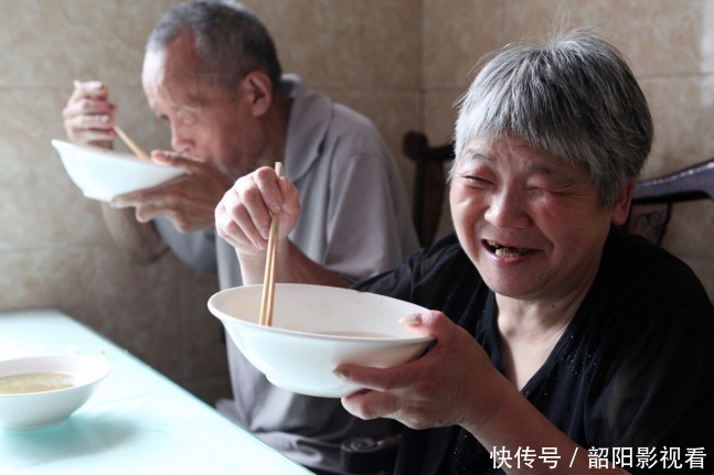 食品|老年人应该“管住嘴”,8种食品最好杜绝,健康才会“拥抱”你
