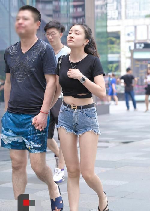 热裤|穿热裤的小姐姐,大长腿展现得淋漓尽致