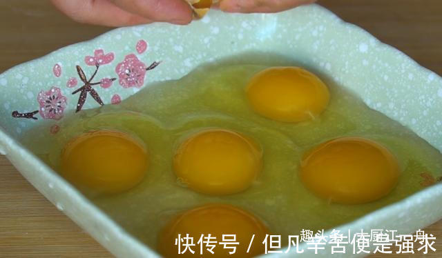 水煮荷包蛋时,为何总是散开有白沫教你2招,荷包蛋滑嫩不粘锅