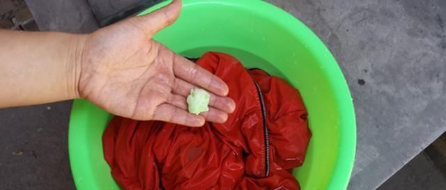 洗衣服时,水里丢几粒小东西,不管多脏都能干净如新,回家试试