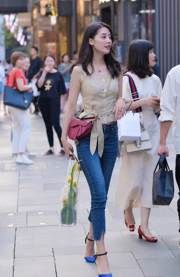 姑娘姐|回绝陈旧见解,牛仔裤也能穿搭出性格感