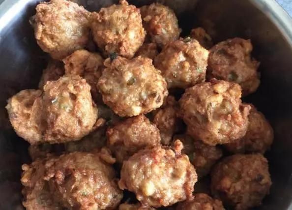 炸肉丸加淀粉加蛋液其实都错了,加它不仅不易散,而且有弹性